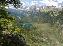Il lago di Tovel è uno più famosi laghi alpini del Trentino