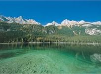 Le Dolomiti di Brenta stringono in un abbraccio il lago di Tovel