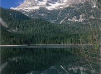 Le Dolomiti di Brenta si specchiano nel lago di Tovel
